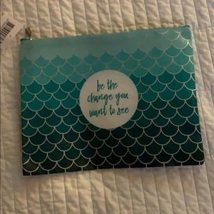 Thrive makeup bag